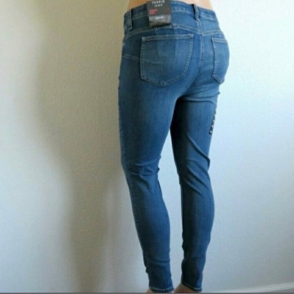 TORRID Jeans TUMMY CONTROL Bombshell Skinny Super Soft Plus Size 22 Regular NWT - Picture 4 of 5